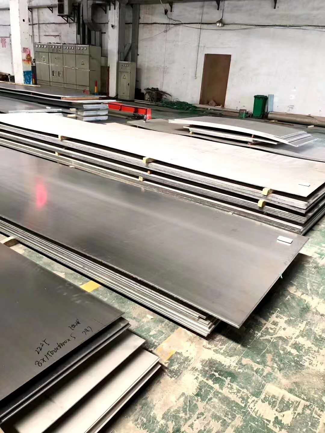 304不銹鋼板附著的支撐體系必須是穩固的